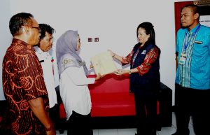 Penyerahan berkas seleksi SKD CPNS Kota Tidore Kepulauan dari tim BKN Regional XI Manado Adriana Sarlotje matantu kepada Asiten Sekda Umi Abdurrasid