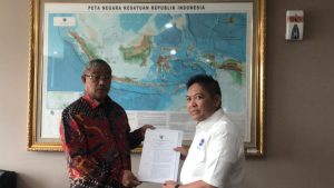 Walikota Tidore Kepulauan Capt H. Ali Ibrahim saat menerima SK Sail Tidore 2021 dari Deputi BIdang Koordinasi SDM, IPTEK dan Budaya Maritim Kosmas Harefa
