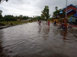 Genangan air di jalan Kemakmuran