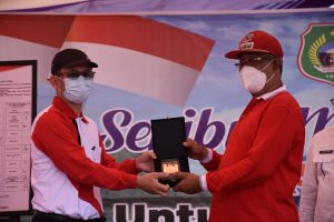 Penyerahan Cenderamata dari Deputi Perlindungan Anak Nahar kepada Walikota Tidore Kepulauan