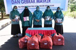 Wakil Ketua Tim Penggerak PKK Hj. Rahmawati Muhammad berpose bersama dengan Ketua Tim Penggerak PKK Kecamatan di Wilayah Kota Tidore