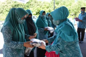 Wakil Ketua Tim Penggerak PKK Hj. Rahmawati Muhammad (kanan) memberikan bantuan masker kepada Ketua Tim Penggerak PKK Kecamatan di Wilayah Kota Tidore
