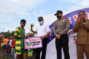 Penyerahan hadiah dari Pjs Walikota Ansar Daaly kepada juara Oba open Tournamen PS Mahkota