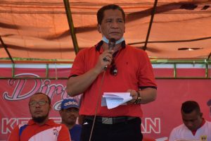 Pjs Walikota Tidore Ansar Daaly memberikan sambutan pada Penutupan Tournament sepakbola Fanaha Cup IV