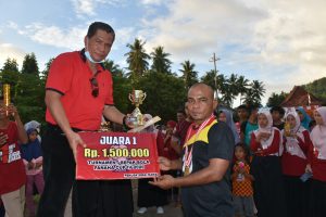Pjs Walikota Tidore Ansar Daaly menyerahkan piala kepada pemenang Tournament Fanaha Cup (2)