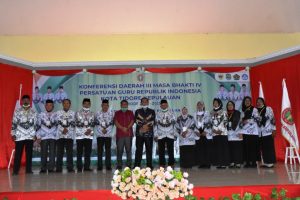 Foto bersama para Peserta Konferda III PGRI