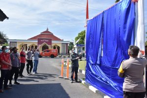 Staf Ahli Bidang Pembangunan Ekonomi dan Keuangan Halil Ahmad bersama Kapolres Tidore AKBP Yohanes Jalung Siram melaunching Kawasan Bermasker