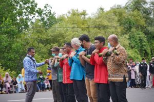 Duta Besar Sapnyol dan Wakil Walikota disela-sela penyambutan Kapal Latih Angkataan Laut Spanyol, bermain Bambu Gila