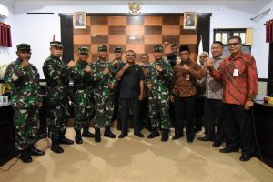 Pj. Sekda Kota Tidore M. Miftah Baay melakukan foto bersama Danlantamal XIV Sorong Brigjen TNI (Mar) Marcos, S.E dan rombongan