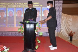 Wakil Walikota Tidore Kepulauan Muhammad Sinen.SE Di Dampingi Ketua yayasan Djufri Jokrora Alumni Sekolah Tehnik Menengah Ternate Pada Saat Penekanan Tombol Launching