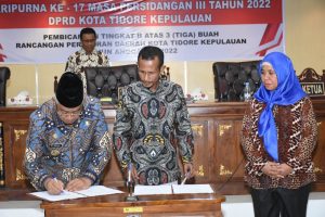 Penandatanganan dan penyerahan naskah Keputusan DPRD oleh Ketua DPRSD kepada Walikota Tidore (3)