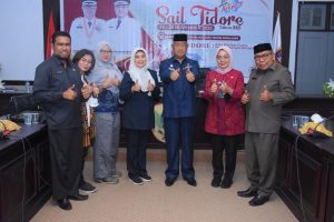 Foto bersama Wali Kota Tidore Kepulauan dengan Tim Ditjen Bina Bangda usai rapat evaluasi pasca Sail Tidore 2022 dan rencana penyusunan laporan Sail Tidore 2022 dalam bentuk Buku