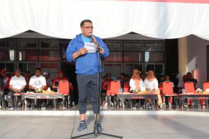 Sekretaris Daerah Kota Tidore Kepulauan Ismail Dukomalamo memberikan sambutan pada kegiatan Jalan Sehat memperingati HUT ke-23 DWP (2)