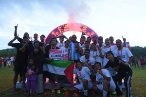 Wakil Walikota Tidore Kepulauan Muhammad Sinen meneyerahkan piala kepada pemenang Akekolano Cup I (3)
